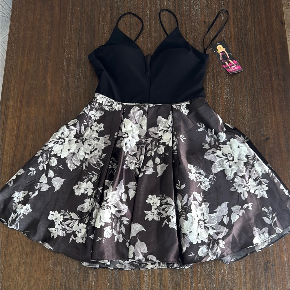 Blondie nites by Stacy Sklar junior size 7 Black and Floral Dress